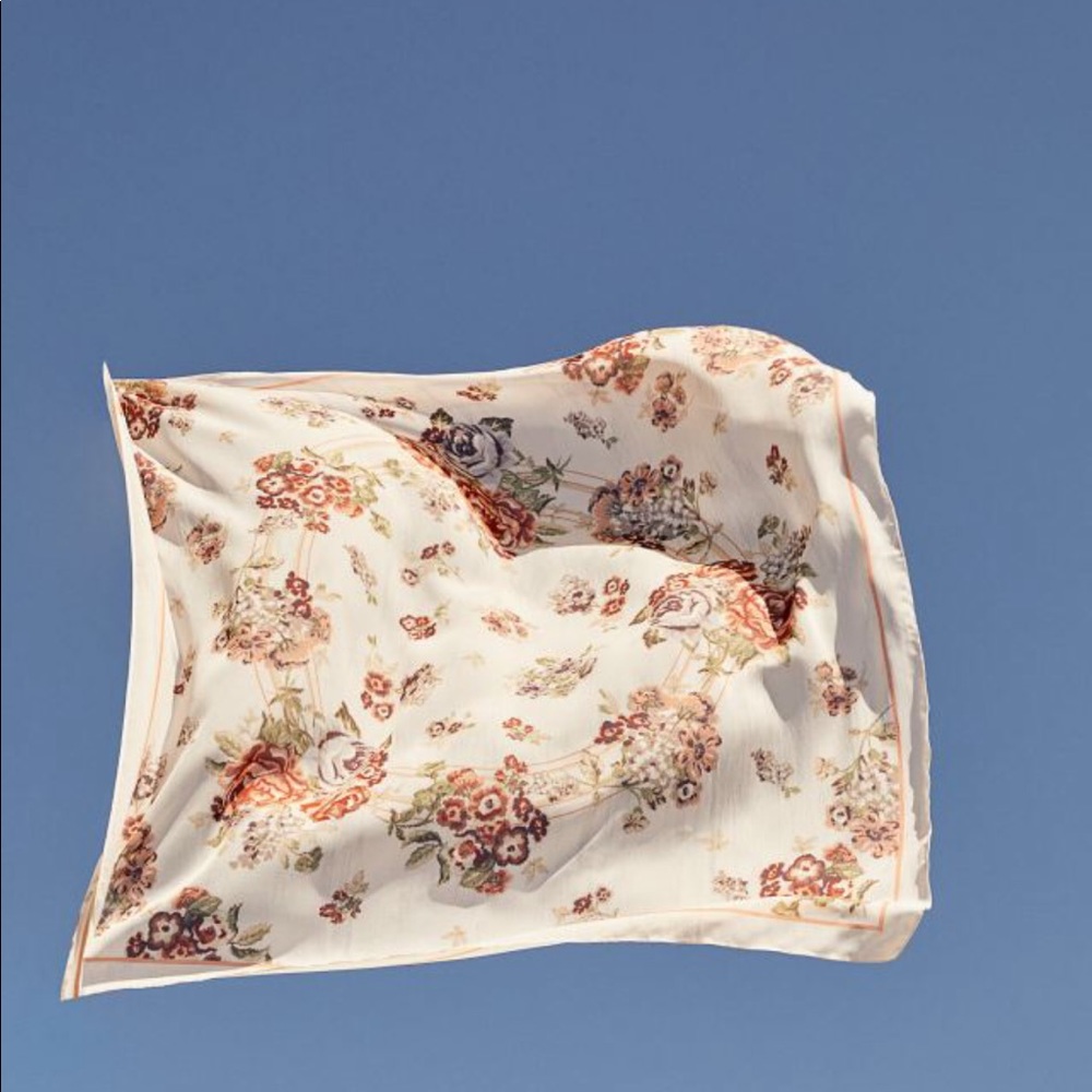 Brock collection x HM patterned scarf cream/floral